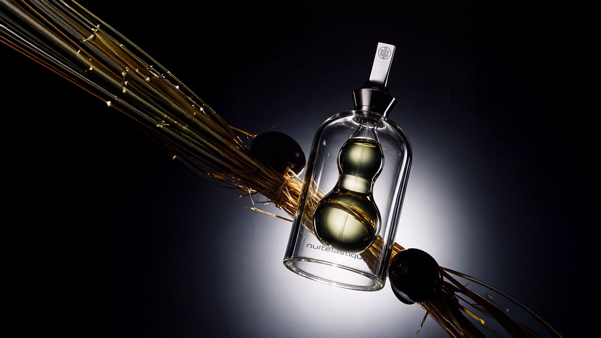 Nuit Élastique on a straw sheaf with black olives